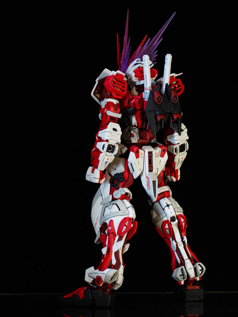 バックショット
手を加える必要が無いくらいのハイディテールなので、細かい塗り分けで情報量を増やしてみました。
凹凸まみれなので、マスキングしんどかったです。（特に肘）