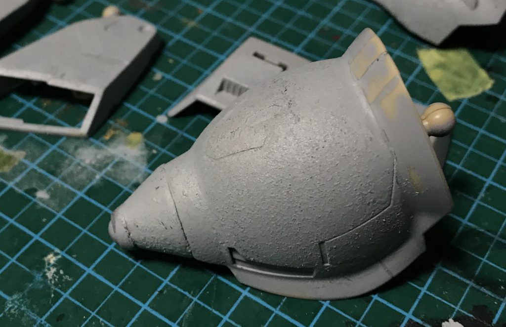 鋳造表現としてラッカーパテを薄めて塗る事で梨地に