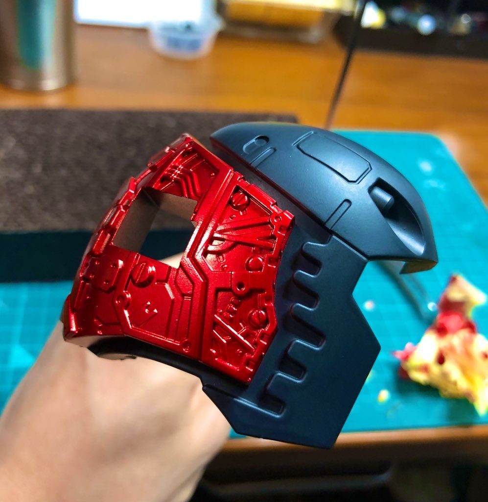 中のメカニック部分はガンダムマーカーEXロイヤルレッドをエアブラシシステムで塗装。
『アクセルフォーム』をした際ギラッと光る様に演出。ちなみにここの部分はコートはしていません。