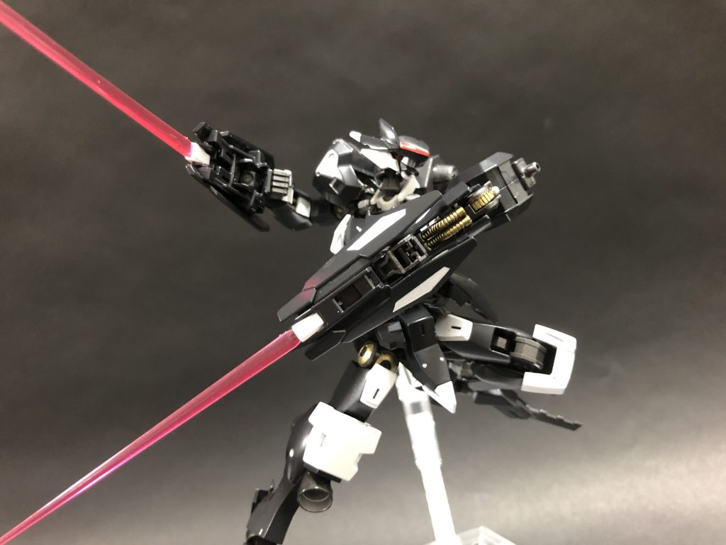 またアルテミスの武装は殆どが使い切りで、弾薬を使い切ったらパージすることができる。武装をパージすることで本来の高い機動力を活かすことができ、脚部のハンターエッジとシールドに内蔵されているビームサーベルによる近接格闘を行うこともできる。