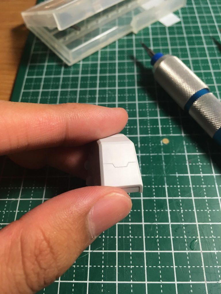 肩やその他にも二の腕や胸にスジ彫りで追加のディテールを作りました。