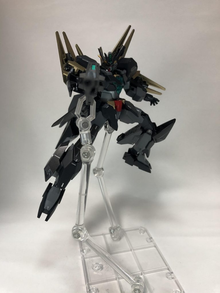 メイン武装『ウホウホバスター』
威力は剛林羅の「ビッグやばいやつ」には劣るが3発で壊れる「ビッグやばいやつ」と比べ過剰すぎるほど頑丈にした『ウホウホバスター』は何発撃とうが壊れない
そしてもうこいつ鈍器だろってくらい硬い『ウホウホバスター』は銃身の形も相まって普通に敵の機体を叩き斬る事が可能