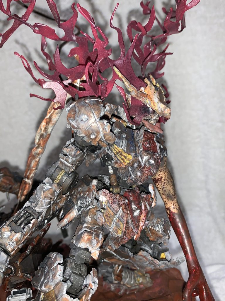 フェイスパーツは外して
フィギュア用の粘土で
骸骨の顔に作り替えてます

ちょっと見にくいですけども

目から出る光は
プラ板を切ってライターであぶって
エフェクトパーツに！

海藻サラダに入ってる気がする