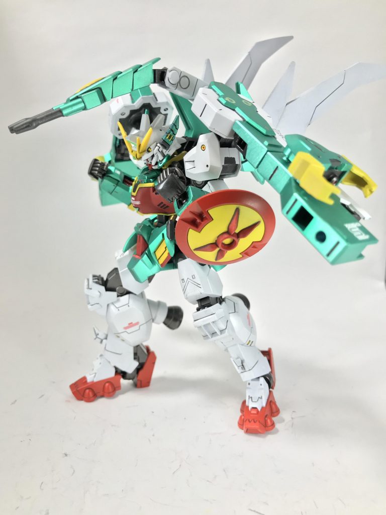 バックパックに装備されている遠距離武器の火炎放射器　フレキシブルなため背部にも攻撃可能