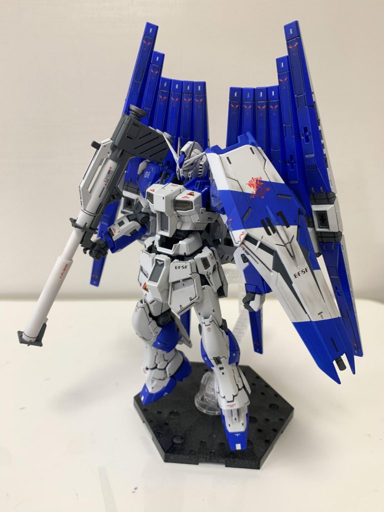 バズーカに持ち替えてアクションベースに載せてみました。
アクションベースの方が安定はしますが、背中にバズーカが載せられないので、
武器を両方搭載するなら、手にバズーカ+腰にビームライフルになってしまうかなと。