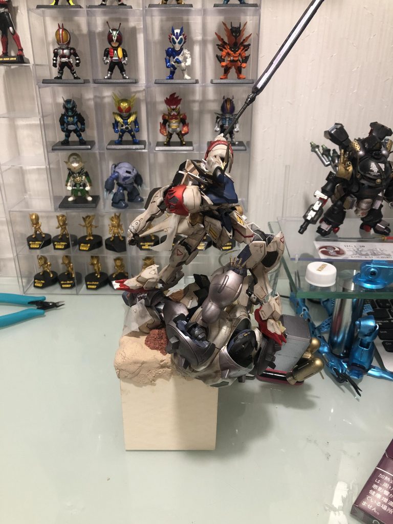 武器を持たせた段階でテンションが上がっていますが、縦に長くなりすぎて撮影する場所がない事に全く気付いていません。