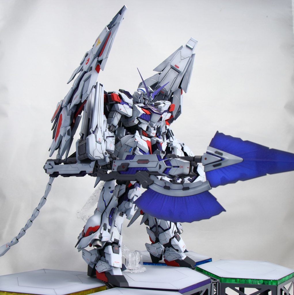 ビームジャベリンはキットのままだと細すぎるのでスクラッチしてより太く大きく、アームドアーマーの名にふさわしいデザインにしました。
サイコフレームも増設してあります。