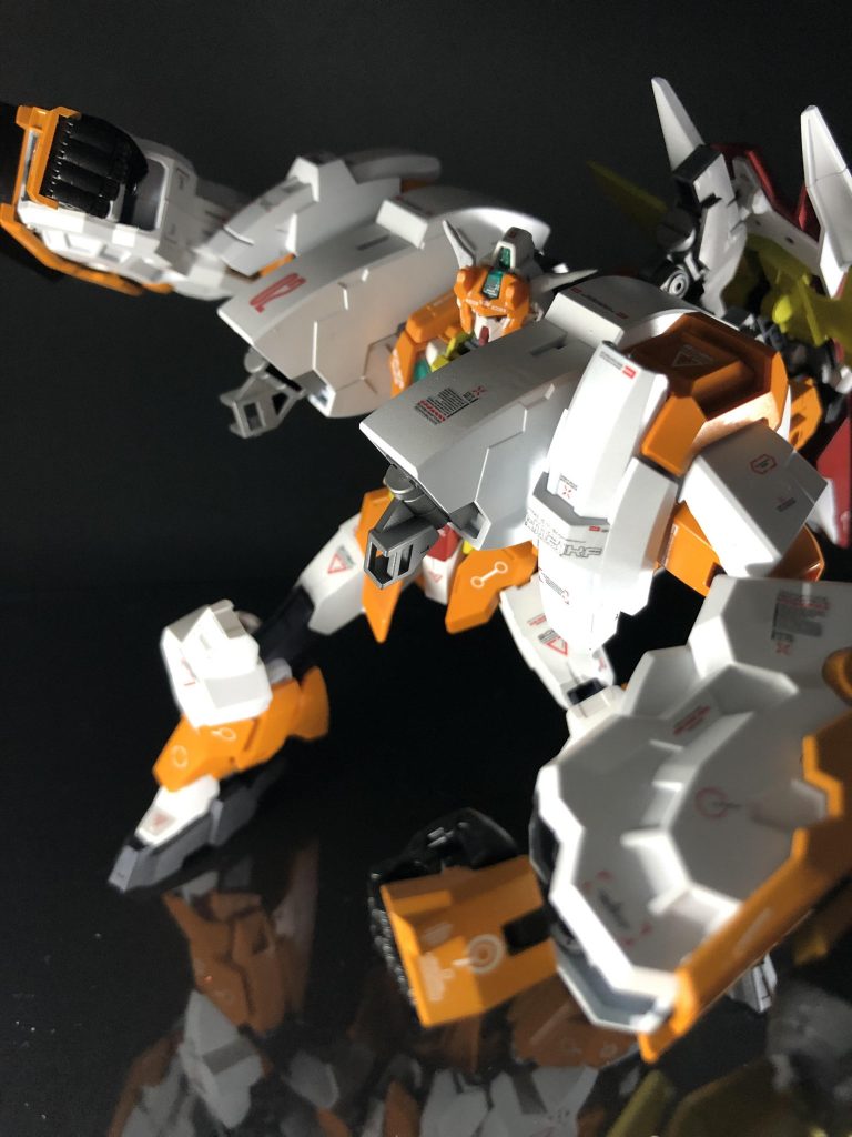 殴り掛かるポージングです。
いかんせん肩の部分が大きいせいで顔を撮るのが大変でした……