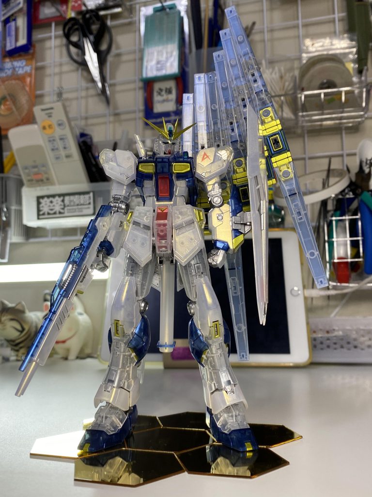 乳白色のクリアパーツにはトパーズゴールド、レッドにはルビーレッド