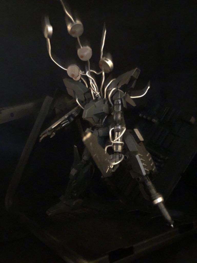 スペースデブリ内の重金属を採取するため、左腕部には掘削用ブレードを搭載、これは本体とケーブル接続する事で重金属粒子をブレードに付着し威力を高める事ができる。