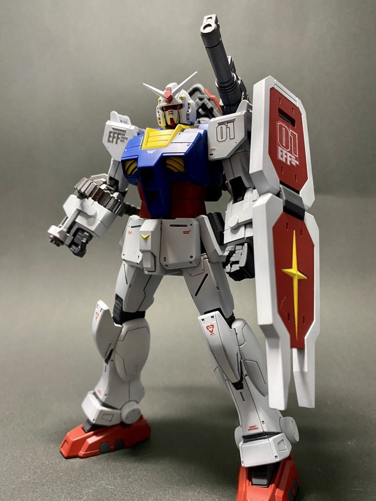 頭部と膝、武器類を合わせ目を消しただけで作りやすいキットでした。