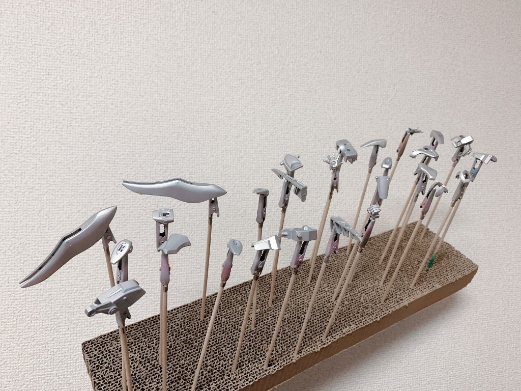 白サフ吹いた後に銀サフでちゃちゃっと下地をメタリックに。