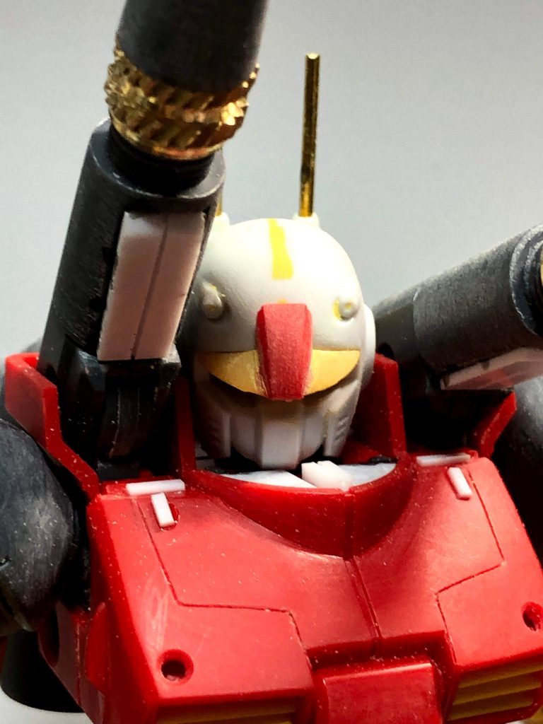 顔はオリジンキャノンをベースにREVIVEのパーツを合わせてます。
アンテナも真鍮線に置き換え。
肩キャノンはプラ板でディテール追加して途中にスピンサートを噛ませてます。