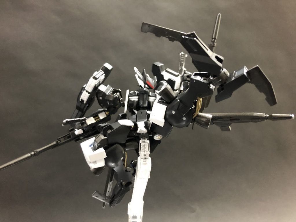 色々とポージング。殲滅戦仕様はコンセプトにあるように単機で複数の敵を殲滅出来る用に作られている。アルテミスには、ガンダムフレーム特有のセンサーアイに加えて、頭部に第3の目とも言える大型センサーを装備している。これにより、索敵範囲が向上し、敵の射程外からの遠距離射撃を可能としている。また、それに加えて、アルテミスにはエイハブリアクターを3基搭載しており、これはヴィダールと同じように、自身の識別を誤魔化すためでもあり、3基のリアクターの出力を上げる事によって、広範囲のジャミングを可能としており、敵の統率と電子妨害を目的としている(実際、「リアクター増やしてそんなことできるのか？」という疑問もあるけど、出来そうと思ったのでオリジナルで考えてみた)。