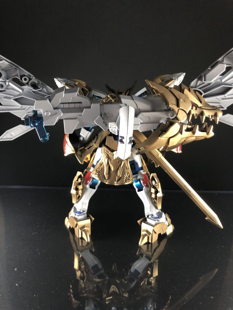 今回は元のエクスヴァルキランダーがパールホワイトを採用していたのでわかりづらいですが白いパーツは全てパールホワイトにしてます。
パール塗装初めてだったのであんまり上手くいかなかったのが悔しいですね……
マスキングして羽の塗装が剥げた時はめちゃくちゃ萎えました……

関節色はいつもの発作もありますがエクスヴァルキランダーの素体が青だったのでそこ意識して青にしました。