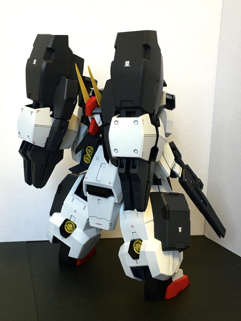 背面には、セラヴィーのサイドスカートを加工したものをリヤアーマーとして配置してます。
腰サイドにはケルディムからバックパックのスラスターを移設しています。