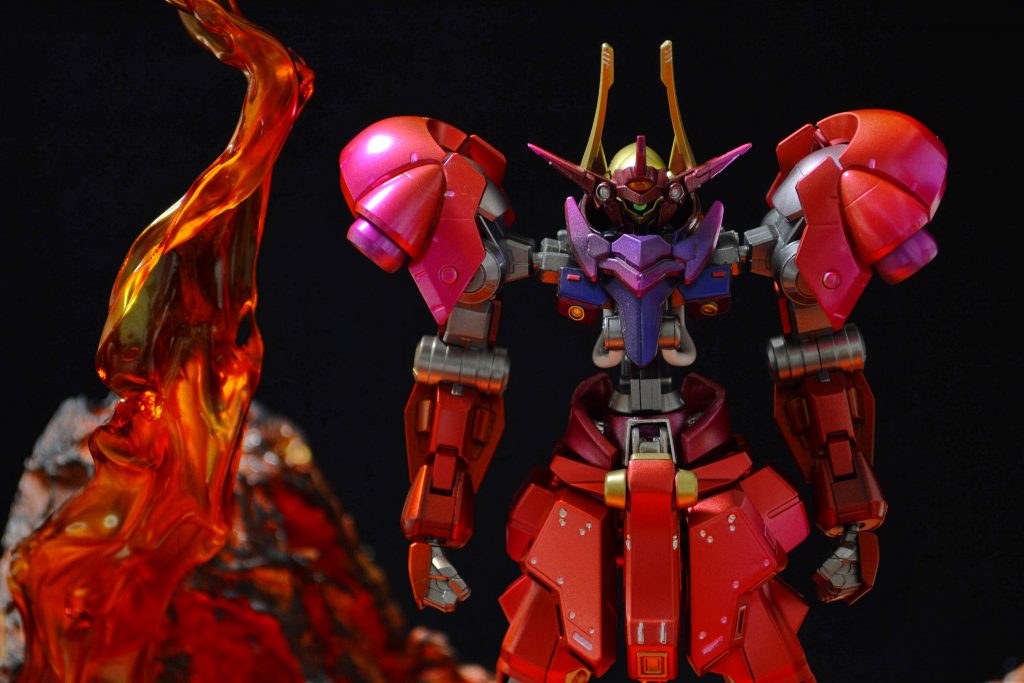 軽装状態。今回は溶岩や炎エフェクトの反射が生きるよう、全身メタリック塗装で仕上げました。鬼トランザムを発動しているよう、ピンクのグラデーションを一部掛けています。