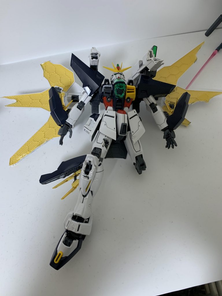 ホットナイフで大まかなダメージを入れました　画像はないのですが他にも表面をホットナイフで撫でたりして装甲を歪ませたりしました　リフレクターの部分はクリアーイエローのパーツをはめたまま切ったしまったので分離させる作業に苦労しました