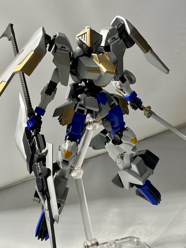 大型シールドバインダーはジャスティスウェポンとグレイズ・リッターを合わせてます。頭部はギャンスロット、胸部アーマーはバルバトス第6形態の胸部装甲。磁石内蔵しているのでダンタリオンの胸部状態にできます。ガンダム・フレームに着せている感じなんで通常ダンタリオンにも出来ます。