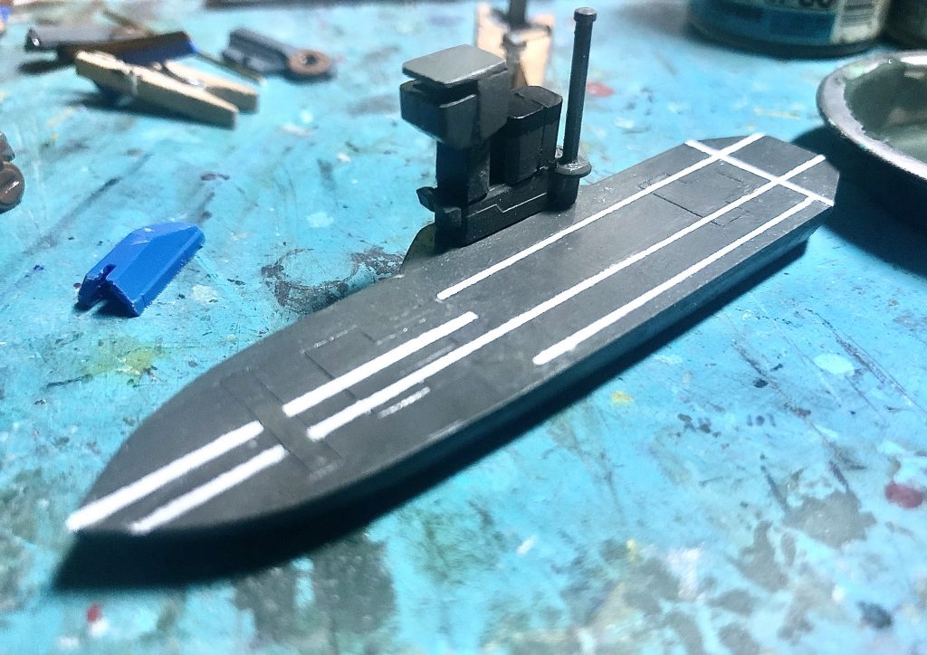 甲板の塗装と艦橋の仮組みをした状態です。
思ってたより船っぽく仕上がってて自分でも驚いた。
いつも通り画像を撮り忘れてるけど、この画像の奥にボウガンの艤装の作成途中の物が写ってます。
ボウガン部分は緑のマガジンと弦の代わりの真鍮線以外は全てダブルオーダイバーの武器をノコで分割して組み合わせた物です