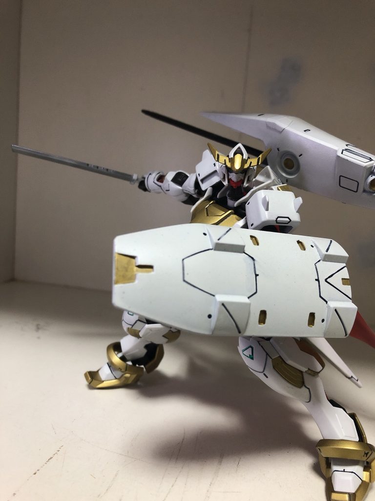 シールドとブレードはキマリストルーパーから採用。この写真が1番分かり安いと思いますが、大型ランスの懸架方法は騎士ガンダムを参考にしてます。