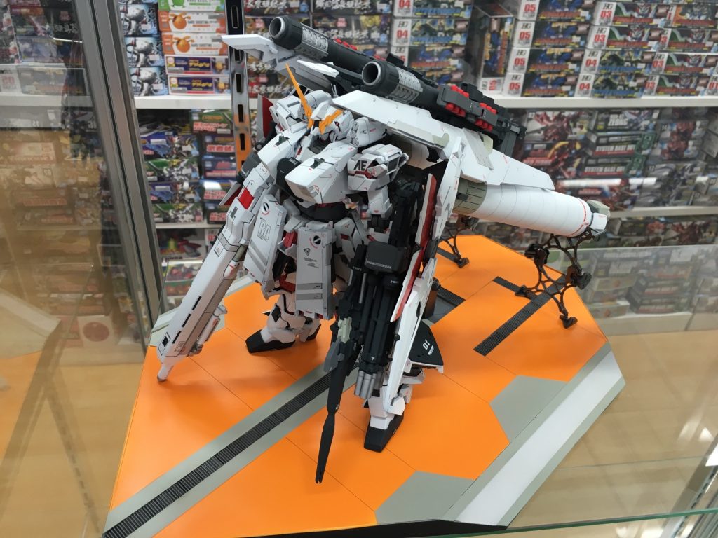 ＜B-SIDEさんでの展示風景＞
ラーカイラムの後部カタパルトデッキからの出撃シーンのイメージと
お店のパーソナルカラーであるオレンジを掛け合わせ、コンテストの
規定サイズ（35×35×35）ギリギリの専用台座を制作！

コンテストは、2020年7月4日以降には参加の全作品が一同に並びます。
（岐阜県多治見市・ホビーショップB-SIDEさん）