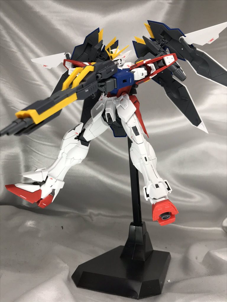 束ね撃ち。
今回からバインダーから小さい翼が展開するようになってて、よりウィングガンダム感増してますよね。
