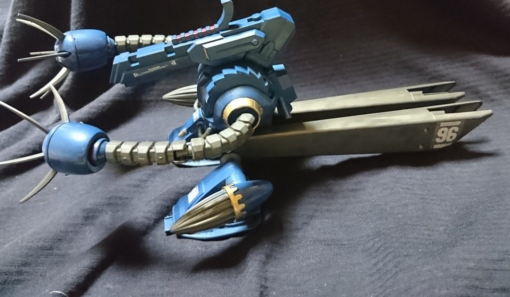 旧HGのグフカスタムの股関節を移植してドラッツェのブースター装着してその横にアッグの足を接着 足裏は余ってたドムの使いホバーで広いとこなら地上でも走ります('ω')