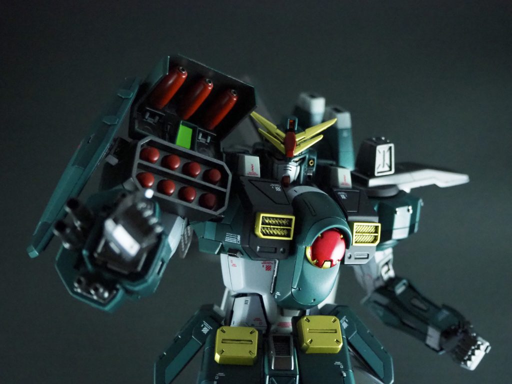 右肩部ミサイルユニット
11連装のやや大型のミサイル
接続軸はプラ棒一本のプラプラだったのでポリキャップを仕込んで3ミリ軸で保持力アップ
真鍮線で軸を作ってるので耐久性も◯