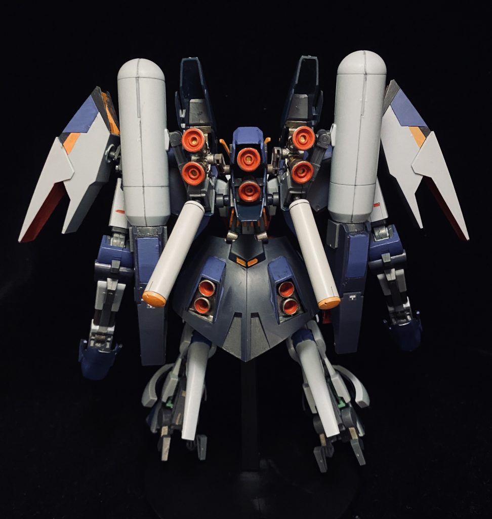 パックパックはシナンジュスタインに変更し、リアのスカートをドラッセンに変更。ブラペラントタンクも増設し、爆発的な加速度を。