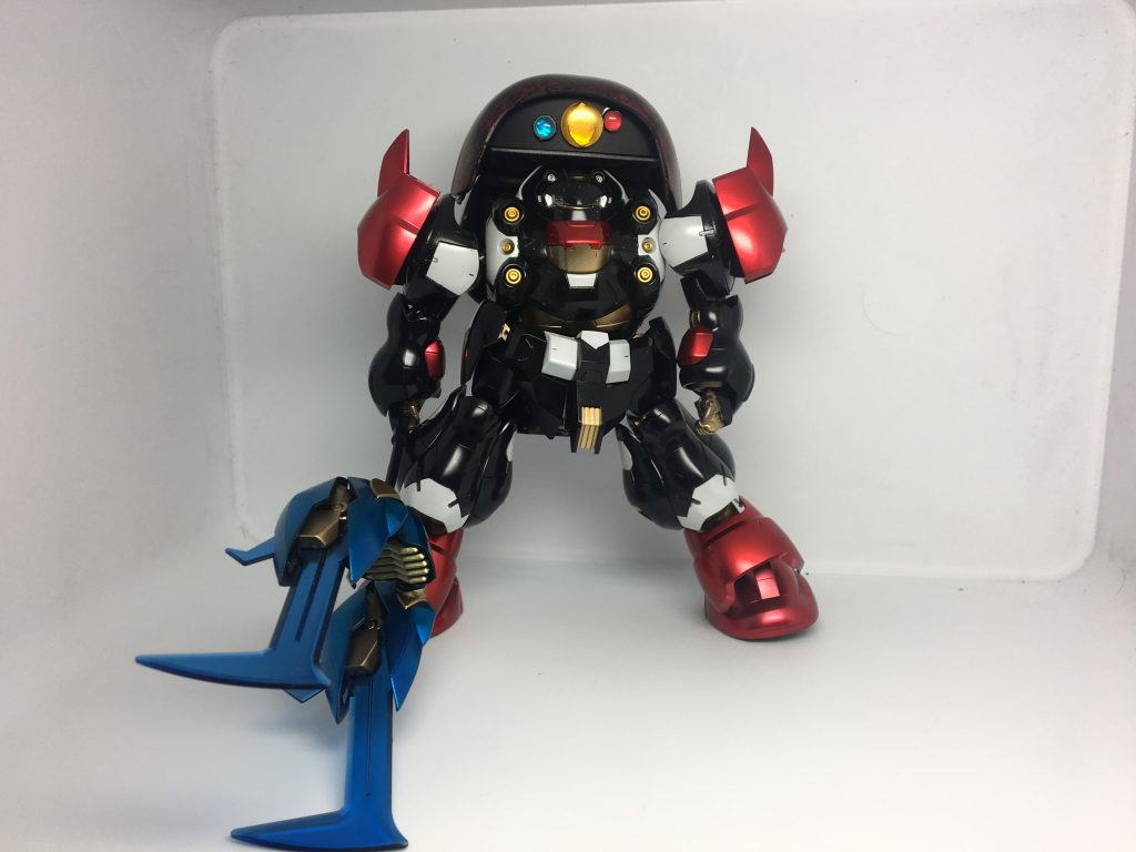 正面　右手に乗っているのは武器じゃなくてバックパックだ。