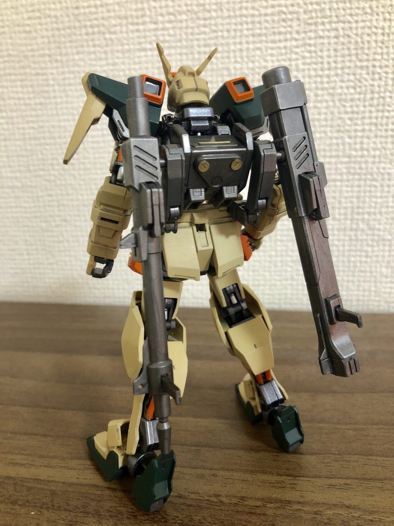 背面、バスターの武装を加工して取り付けています。