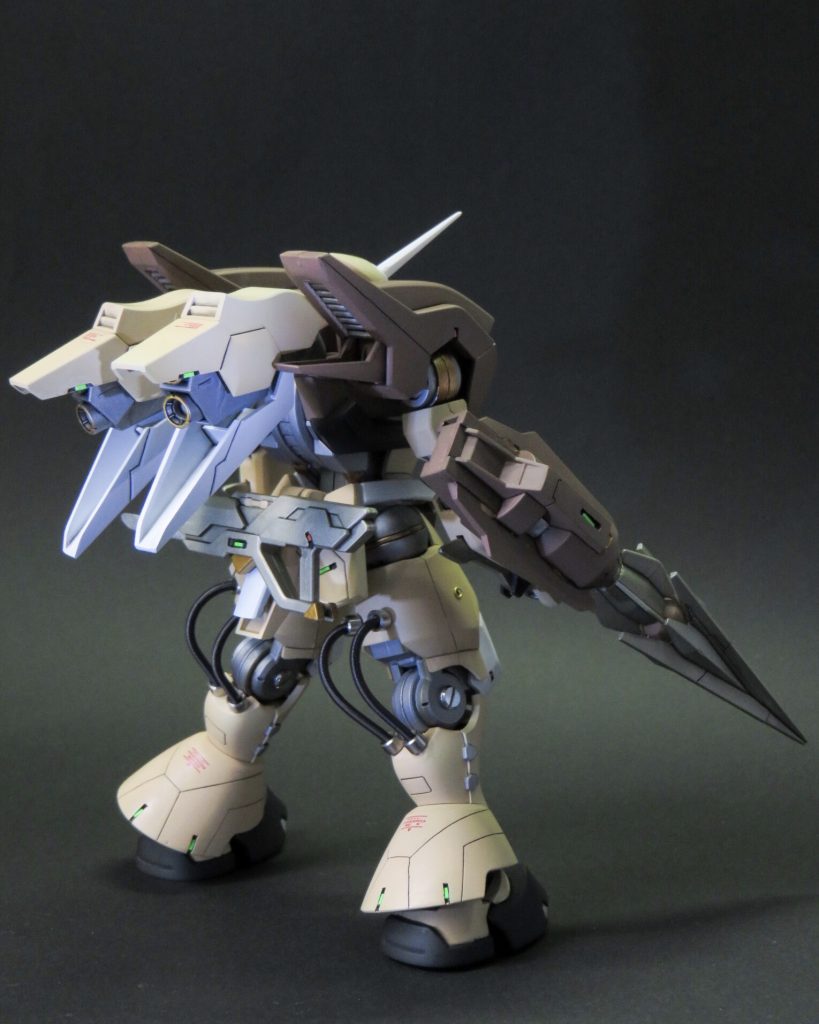 二本のパイピングをして重厚感を出してみました。
グリーンポイントやバックパック追加も見ていただきたいポイントです。