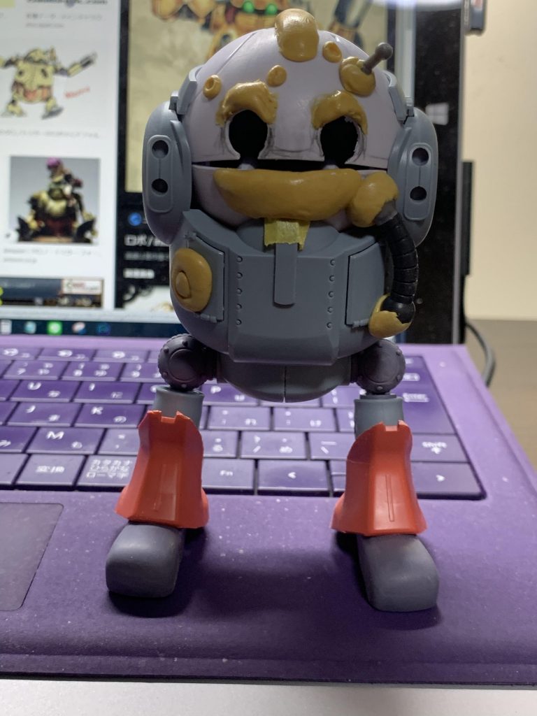 パテで頭部パーツを製作