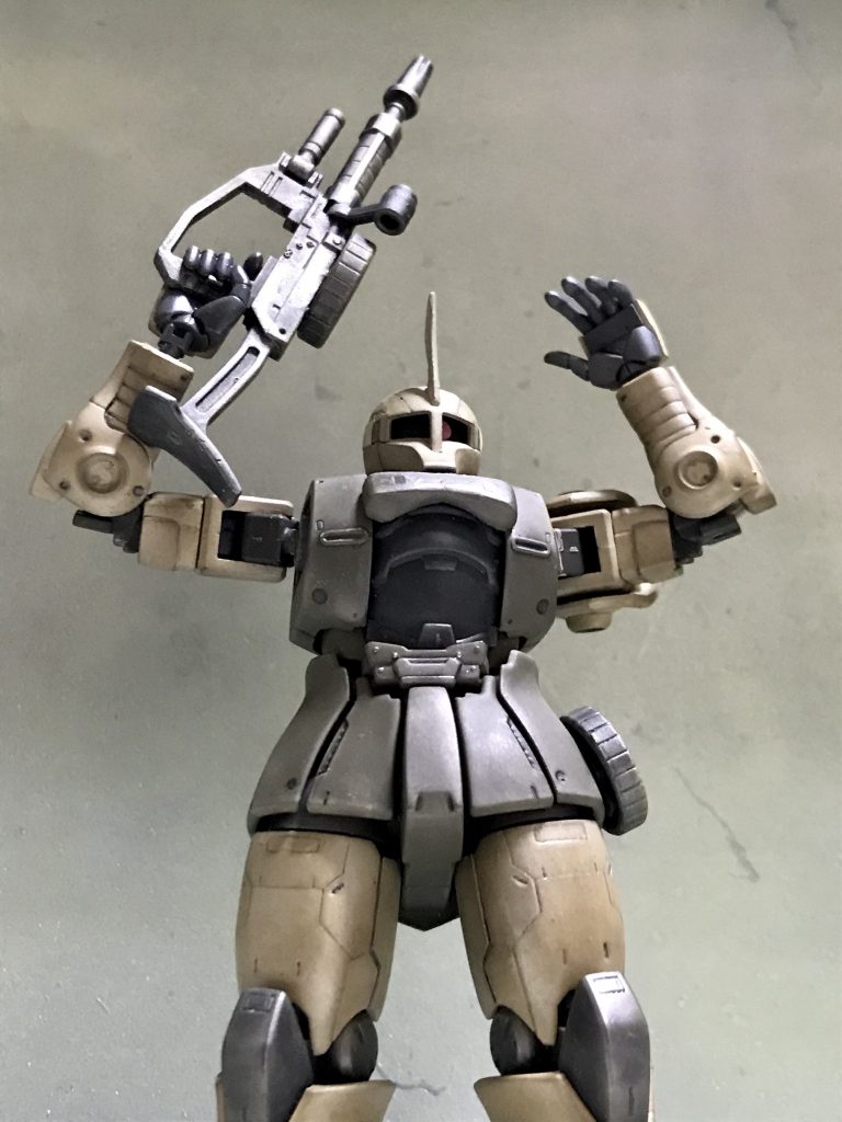 食糧をもらいに入ったゲリラの村で少女キキと対峙するシーン。