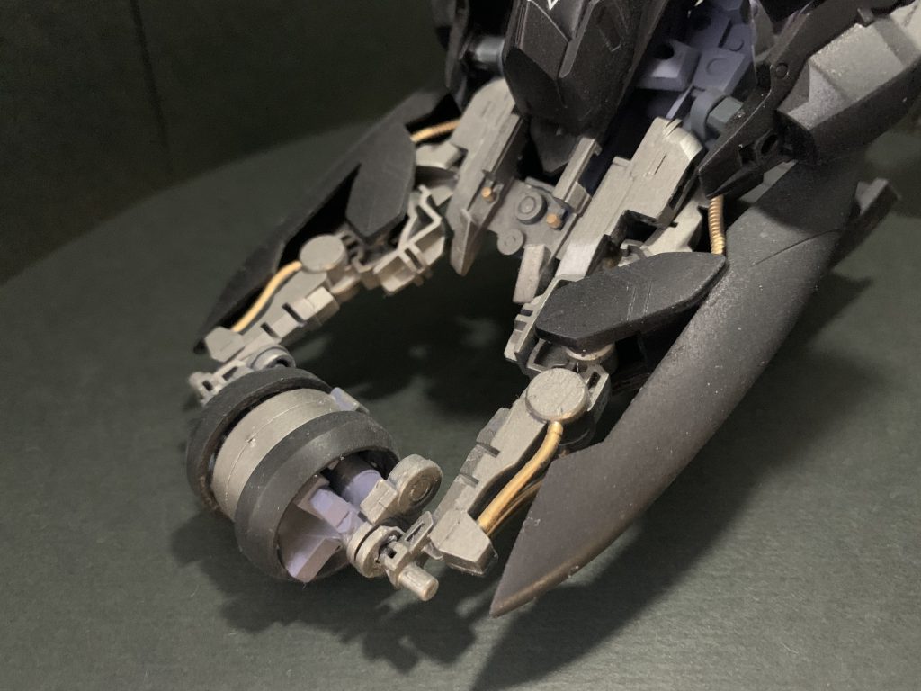 バイクで言うところのフロントフォーク廻りはガンダムフレームとヴァルキュリアフレームの脚部で出来ています
タイヤ部分は色々混ざっていてよく覚えていません