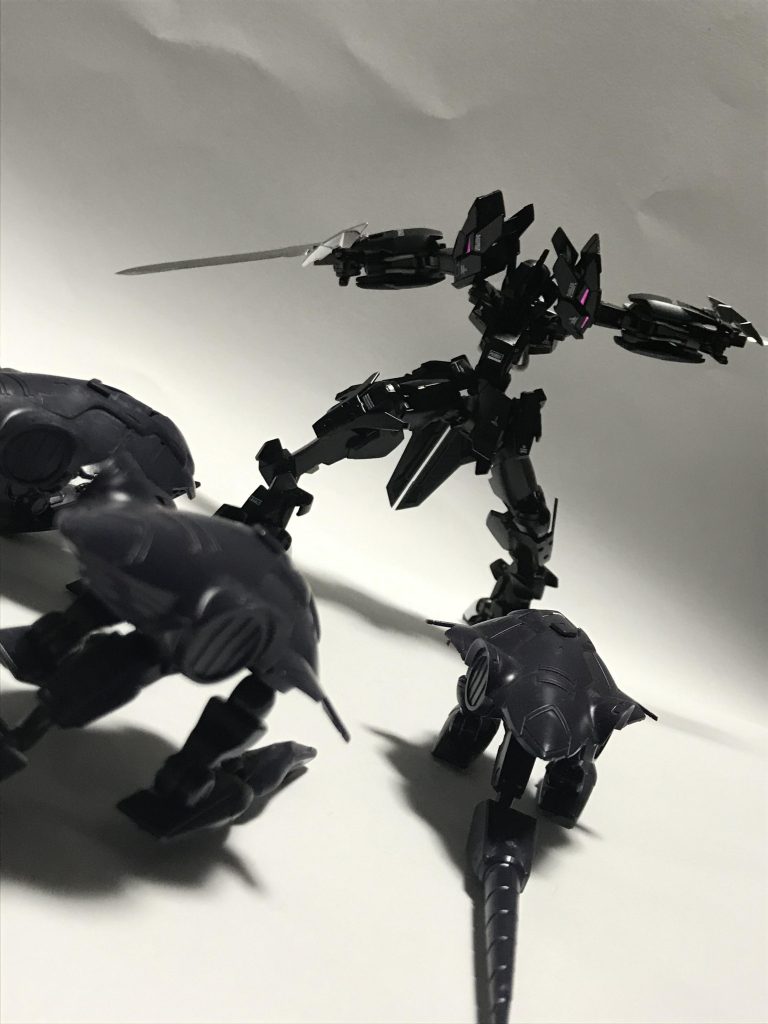 厄災戦時はMAプラス大量の子機達vsガンダムフレームなどのMSという状況。
七星勲章を得た機体は対MA用装備があった。(キマリスヴィダールのようにダインスレイブや大型のランス)
ガンダムフレームもプルーマなどの子機用に作られていた機体があるという事も記載されていた。
フラウロスなどがそれである。 
マシンガンと2発切りのダインスレイブ
ナイフ。
MAに効果があるのはダインスレイブしかない。(ナイフも有効だがその距離に近ずけるかどうかといった所)
フラウロスなどは周りの子機達を倒しつつ隙があったらMAにダインスレイブを撃てるように設計してあったという事。
火星で発見された時は埋まっていたがあれは武装の全てを使いきり残りはキャノン2発その状況でハシュマルを倒す状況になり渓谷まで追い込み遠距離からキャノンで渓谷を爆発ハシュマルはその下敷きに威力の高さに周りの渓谷も崩れはじめてフラウロスも下敷きにそして後々鉄華団に発見されたという事である。