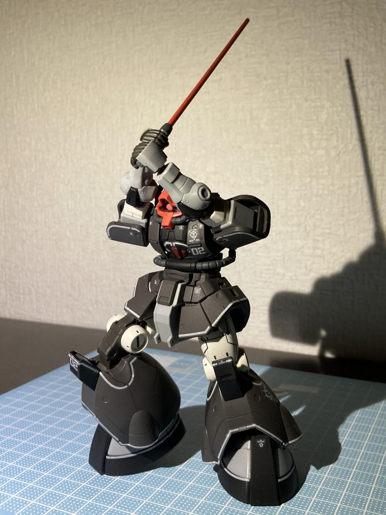 足裏が大きいおかげで
今にも斬り掛かるような
ポージングが可能！