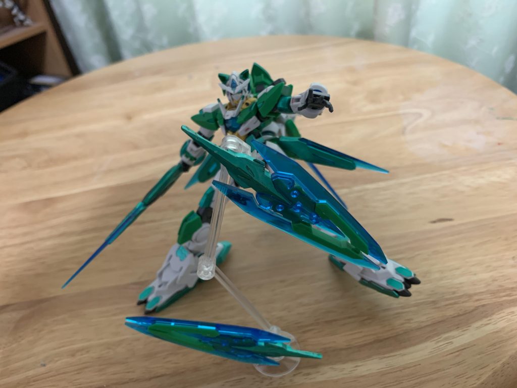 地上戦用です。
脚部のパーツを逆にして換装し、地上でのホバー走行を想定したものです。100分の1バルバトスの余剰を使いました。