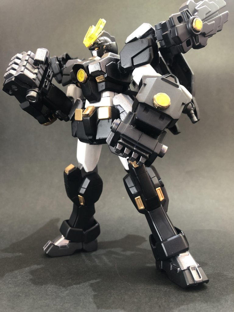 クロガネ用武装
## ・大型手甲「雷電(ライデン)」
ゲンブの腹部にある巨大な拳型手甲。
クロガネ本体の攻撃力の増強、かつ超重量のゲンブ(盾形態)を運用する目的で開発された。
黒曜の大盾を片手で振り回せる程のパワーを発揮し、直接拳で殴っても高威力。
やはり欠点となる重量も、付属のブースターと金剛のスラスターを使用する事で多少軽減される。
一応ロケットパンチとして射出も可能。