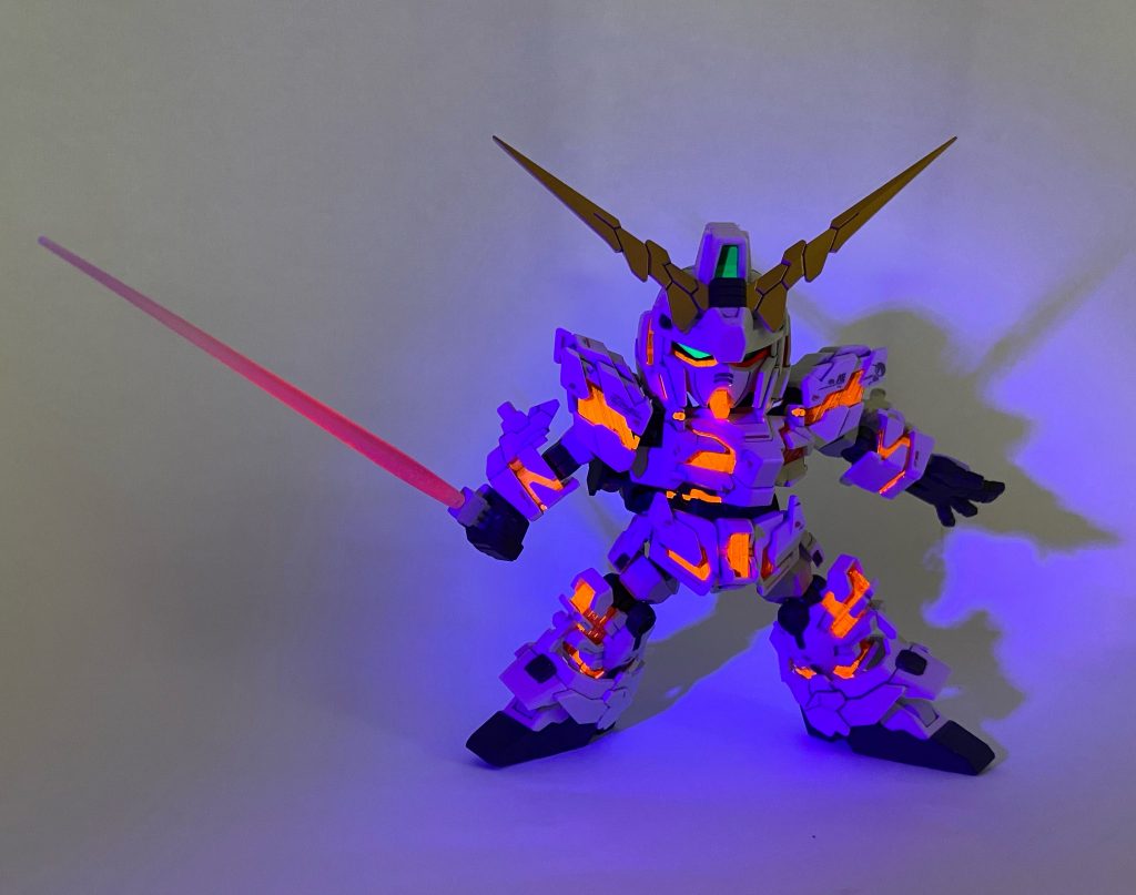 ビーム刃も根元側から蛍光ピンクをグラデーションかけているので、一応反応して光ってます。