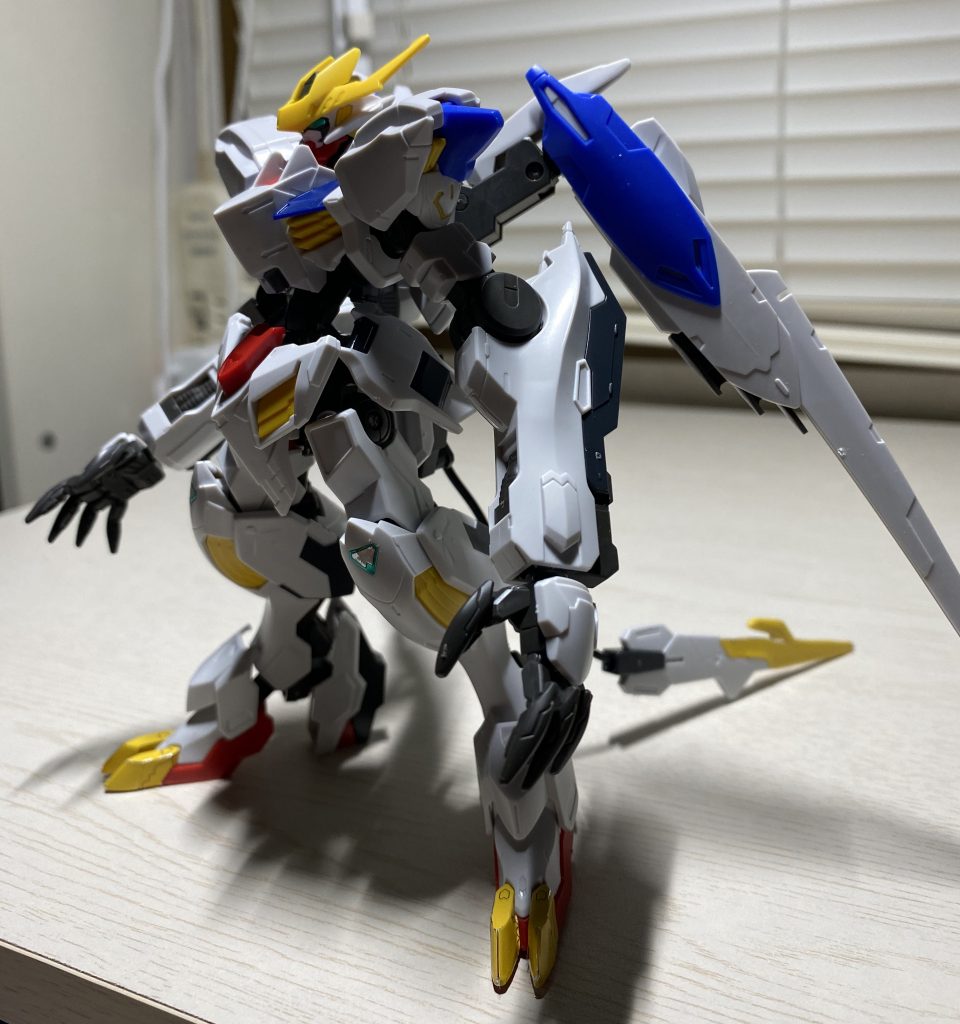 バックパックがバエルのスラスターになったので、ハシュマルの尻尾は腰から生やしてます。
シルエットをバリッとさせるために肩もバエルですが、マークは入れてません。