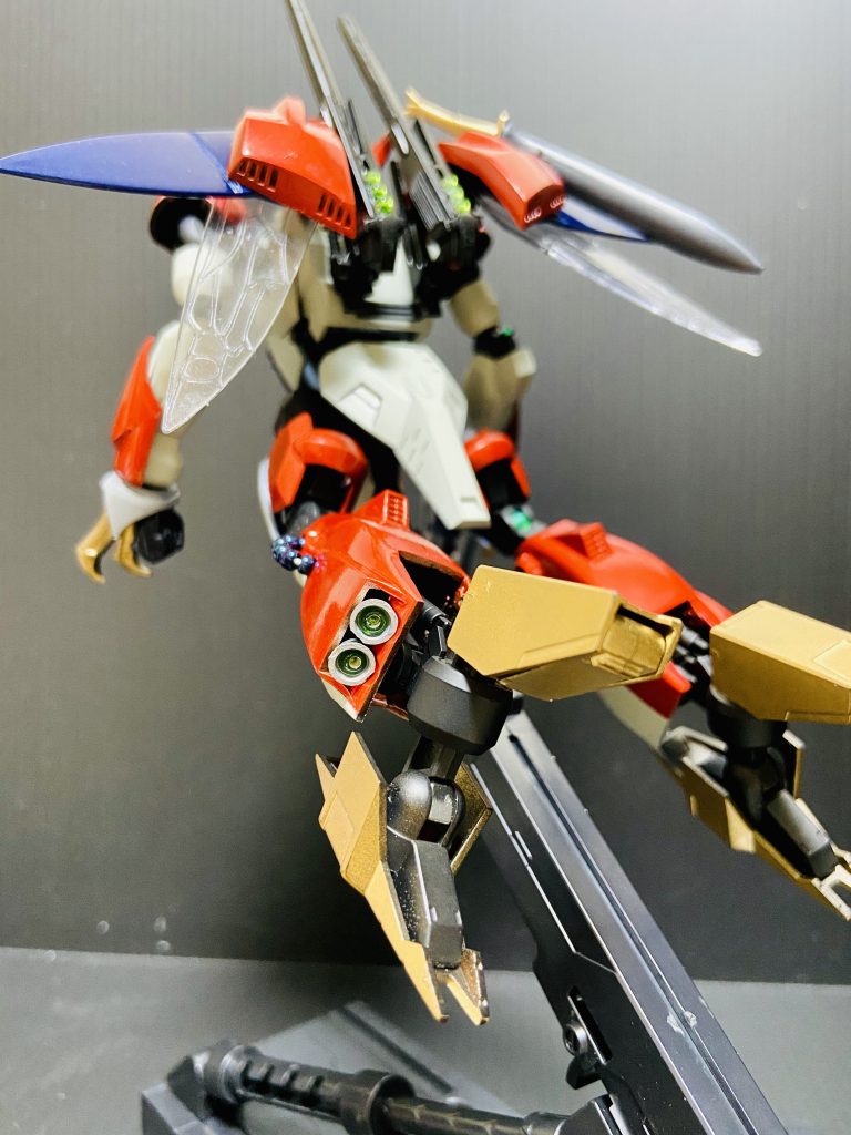 バックショット
足のバーニアはビーズ埋め込み。パイプも金属線のビーズ通しでディテールアップです。こうみるとバーニア薄くすべきですね。
オーラキャノンもビーズに頼って薬莢的な解釈で蛍光で。