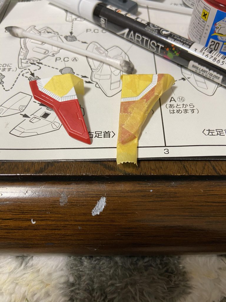 白サフ→つや消し白→赤→真ん中のモールドの黒と一部マスキング作業沢山した箇所が汗