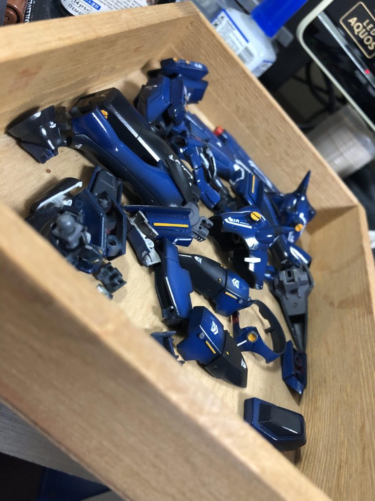 普段は艶消しでの仕上げが多かったので今回はクリアーを吹きつけ光沢仕上げ＋シールの違和感をなくす練習とデカール張りの練習も兼ねてこのような塗装にしました。
関節やグレーの部分はメカサフで、その上に半光沢を吹き、青い装甲との差別化をしました。