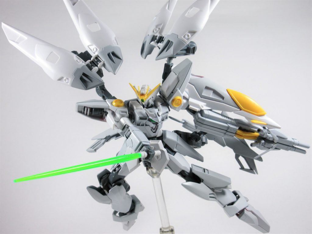 武装紹介
・ビームサーベル
肩部に収納された近接格闘武装
高い出力を誇り大型のビームソードと切り結ぶほどだが、機体の戦法的にもあまり使用されない。
・マシンキャノン
本来であれば肩部に収納される武装
高い火力と使い勝手の良さを持つ優秀な武装だがことりはバスターライフルを好んで使用する為、非搭載している。
・シールド
変形の基部ともなる部分
また伸縮機能を搭載しているためバンカーの様に使うことも可能