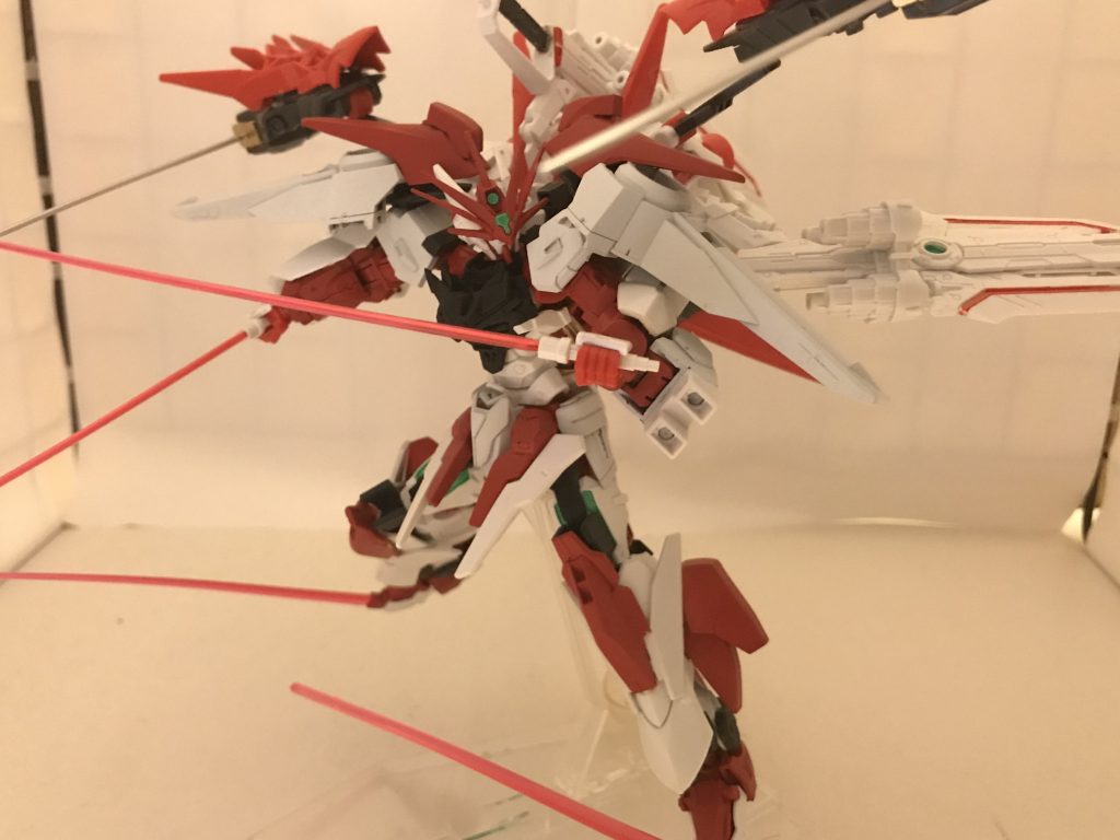アシュラモード
背中の刀ハバキリとムラクモを抜刀させる事で6刀流で闘う戦闘形態。
カレトヴルッフをバックパックに集める事で制御翼やスラスターの役割を持ちより高起動戦闘を可能にさせる。