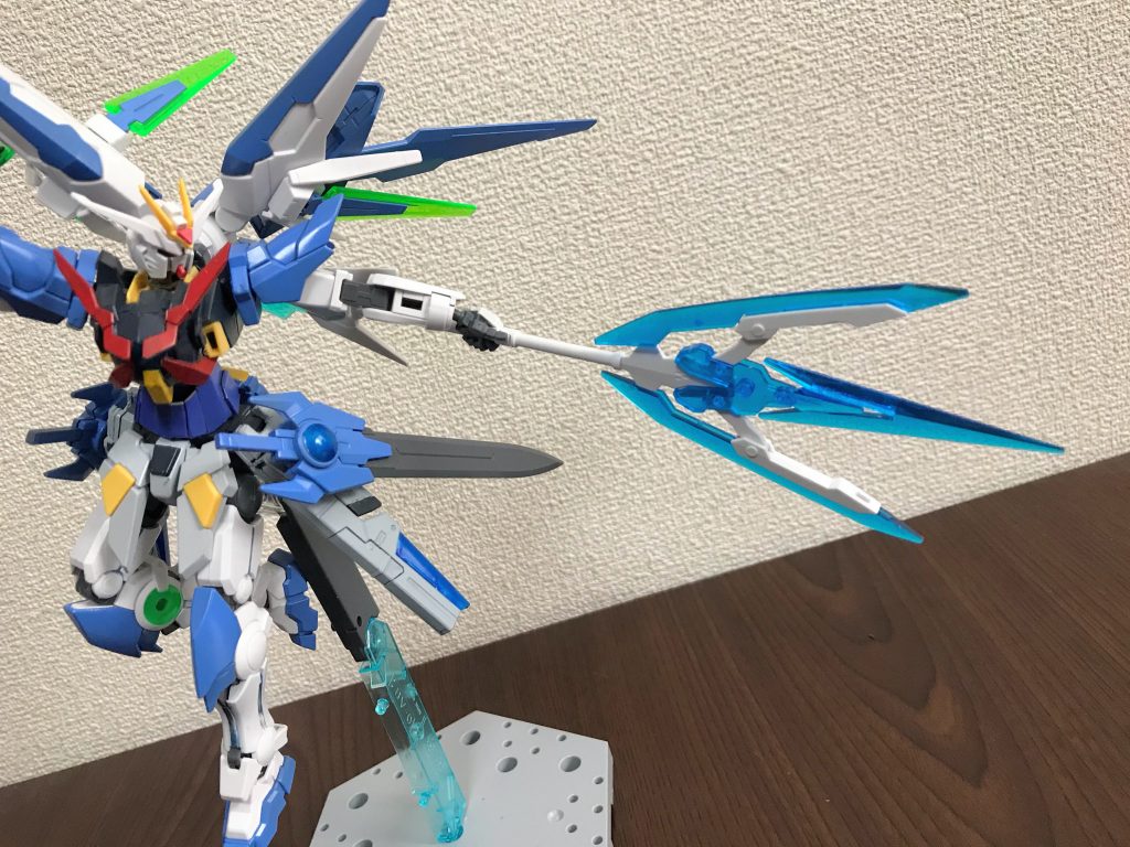 トライデントモード!
刃先を伸ばしたことにより、迫力も増しました。
トランジェント同様、GN粒子の塊を射出することができ、この粒子の塊でGNフィールドを展開することも可能。これによりGNドライヴを搭載していないMSにもGNフィールドを付与することもできます。