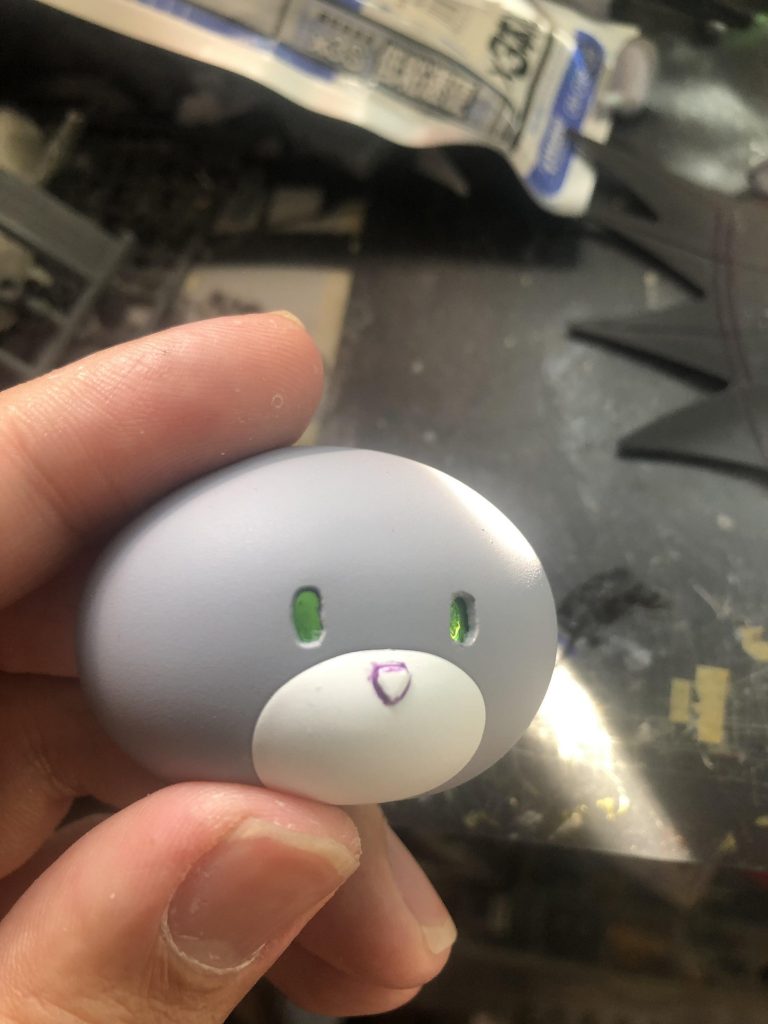 くぼんだ所にこれまたダイソーのUVレジンを垂らします