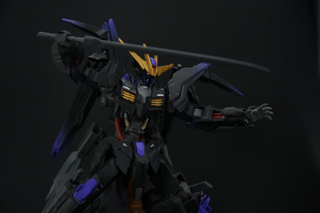 機体設定であった組織「ヒルデ」が剣という意味もありましたので武装をできるだけ盛れたらと思い、腰にバエルのものとマーズウェポンを使いました。